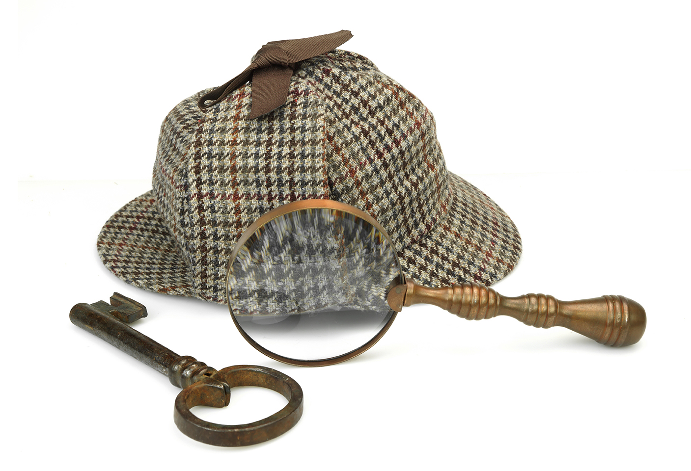 Detective's hat, key and magnifying glass