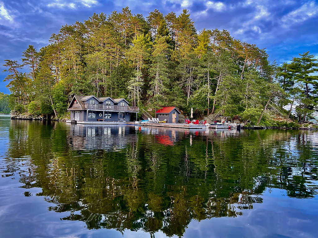 Magnificient lake cabin on a sunny day 